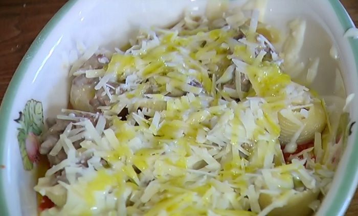 Фаршированные макароны под соусом бешамель 