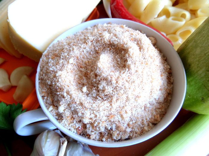 Баварские колбаски с итальянской пастой под сырным штрейзелем