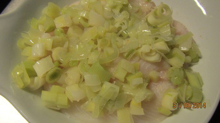 Гратен из белой рыбы и лука-порея