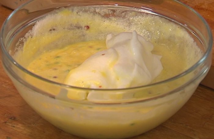 Суфле с горошком, грюйером и розовым перцем