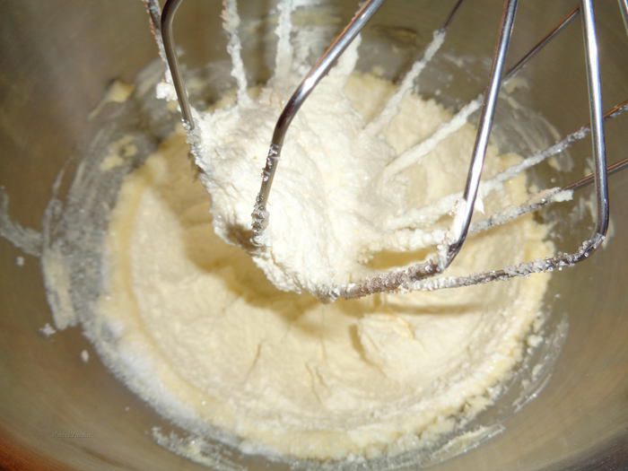 Сахарное печенье с курдом из ревеня, глазированное помадкой