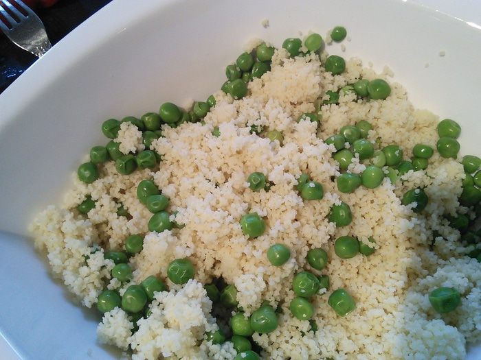 Салат с кус-кусом, помидорами и моцареллой