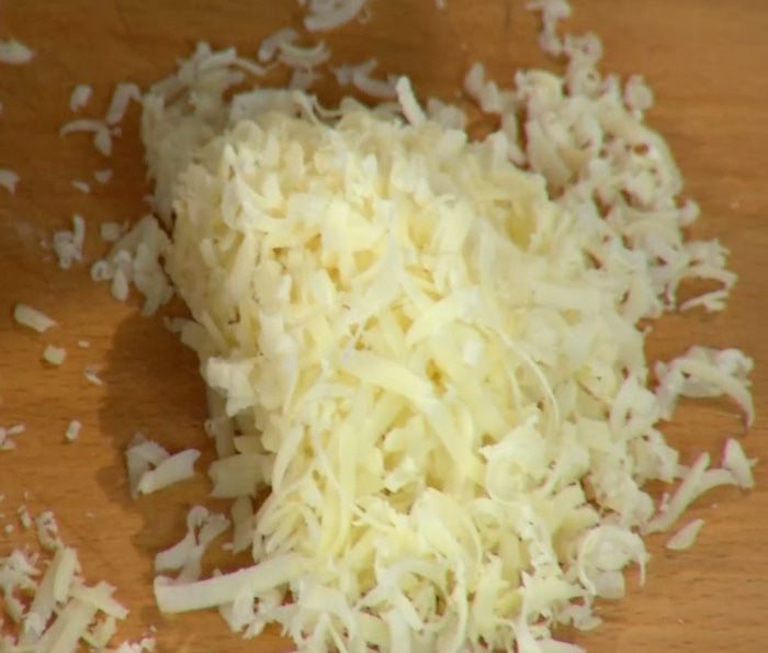 Паста с курицей, оливками и соусом песто 