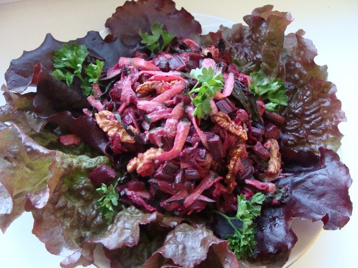 Салат из молодой свеклы с листвой
