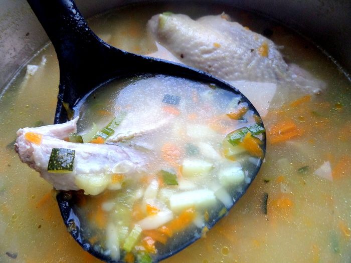 Суп на курочке с овощами и макаронами