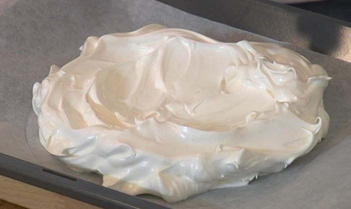 Торт «Павлова» с малиной и персиками