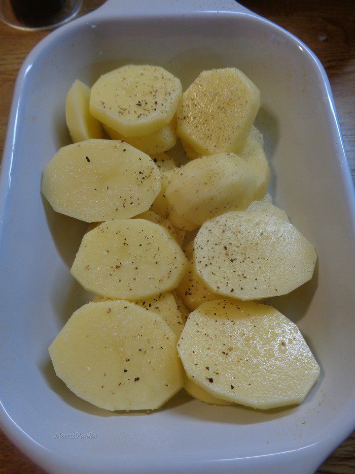 Лососевый крамбль под сметанно-укропным соусом