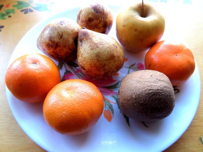 Фруктовый салат с овсяной крошкой и сгущенкой