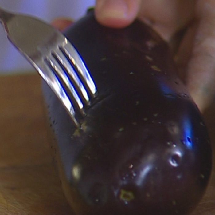 Бараньи ребрышки с баклажанным пюре и помидорами