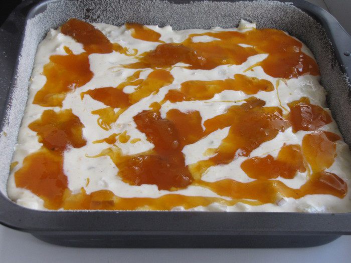 Тертый пирог с творогом и грушами