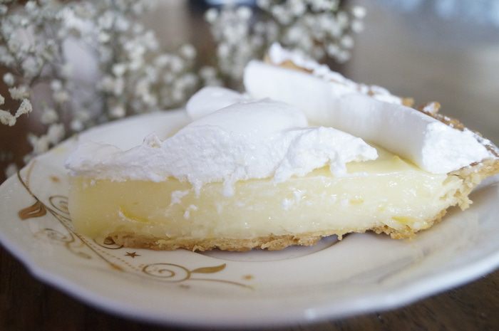 Лимонный тарт со швейцарской меренгой и лимонными чипсами