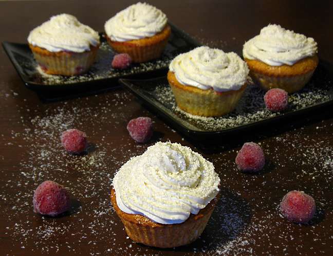 Клубнично-кокосовые маффины со сливочным кремом