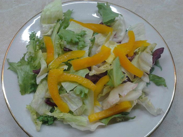 Овощной салат с курицей и соусом блю чиз