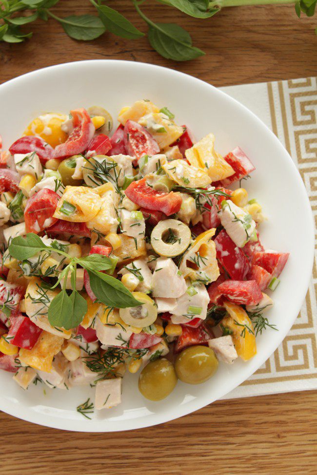 Хрустящий овощной салат с копченой куриной грудкой