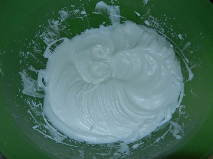 Рулет с клубникой и сливками (Cream-filled cake roll)