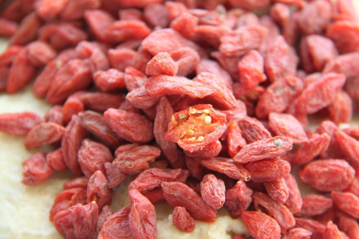 Плетеный хлеб с ягодами годжи