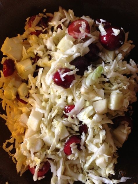 Капустный салат с черешней и яблоком