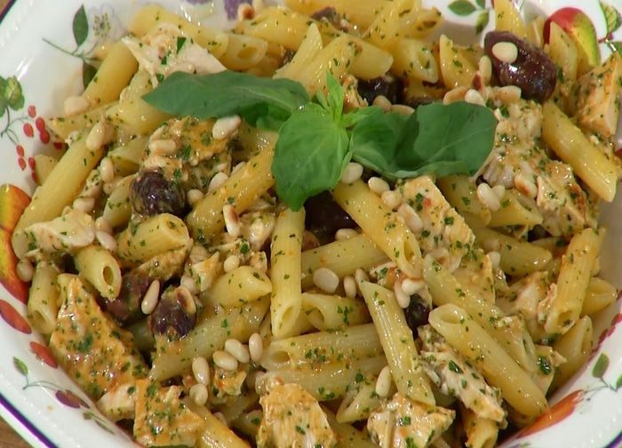 Паста с курицей, оливками и соусом песто 