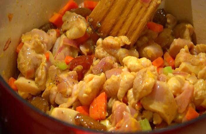 Пилаф с курицей, изюмом и кедровыми орешками