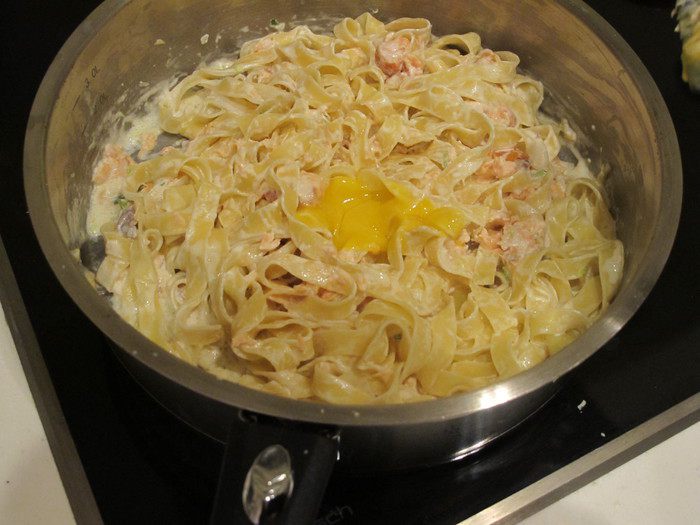 Феттучине с копченым лососем