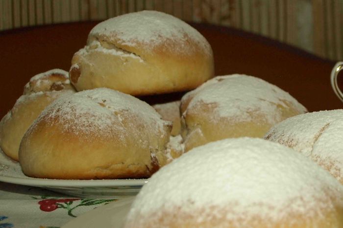 Сдобные булочки с изюмом