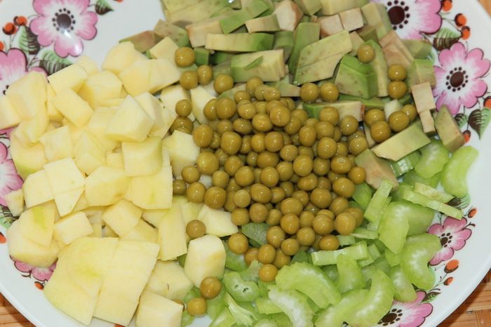 Легкий салат под заправкой из кешью