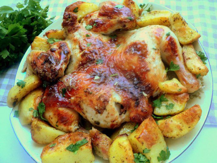 Курочка, запеченная с картофелем по-домашнему