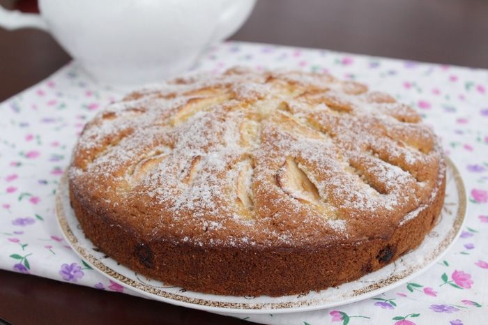Итальянский яблочный пирог с изюмом