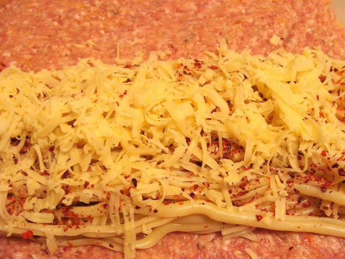 Мясной рулет с маккерончини, сыром и паприкой 