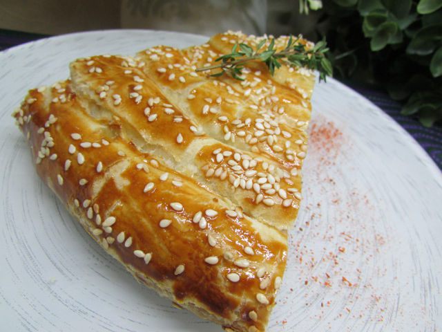 Слоеный пирог с форелью и картофелем