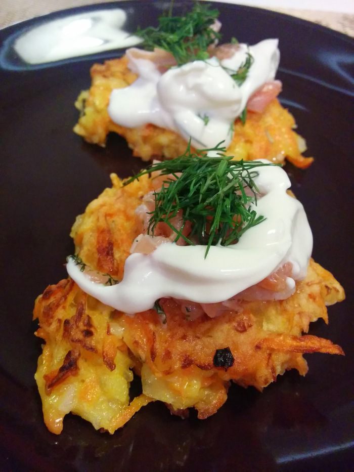 Морковно-луковые оладья с лососем