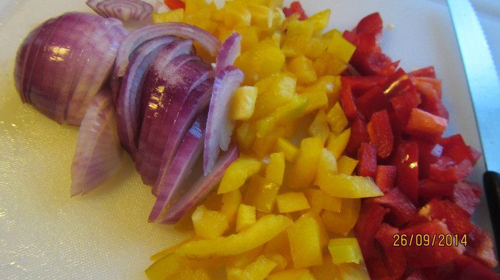 Белая рыба, запеченная с овощами, фасолью и маслинами