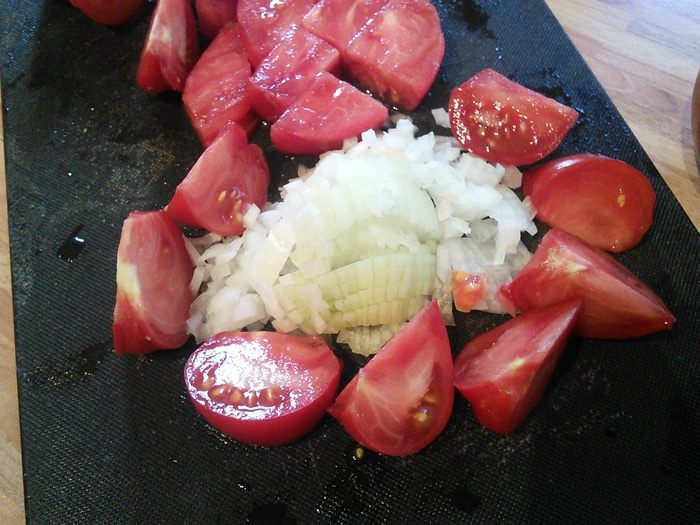 Салат с кус-кусом, помидорами и моцареллой