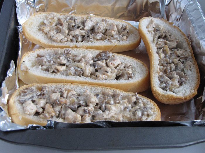 Мини-багеты, фаршированные курицей и грибами