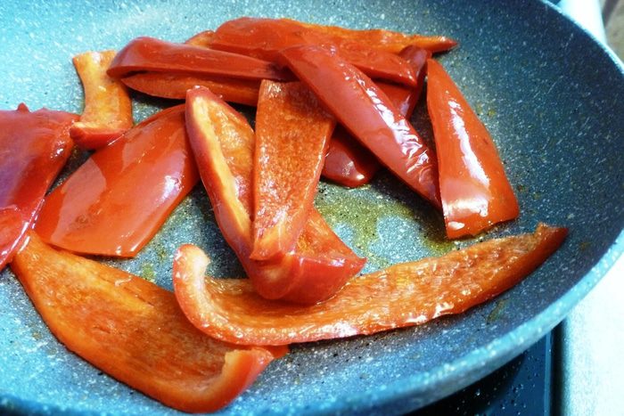 Жареный кролик с болгарским перцем и маслинами