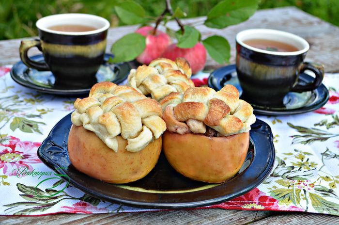Яблоки, фаршированные карамелизированной сливой