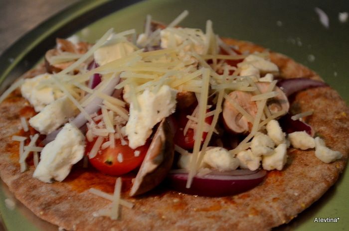 Лепешки пита с сыром Фета и грибами