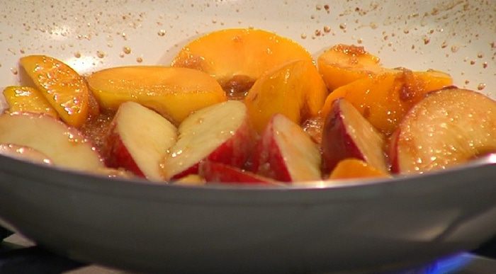 Слоеные ушки с персиковым соусом 