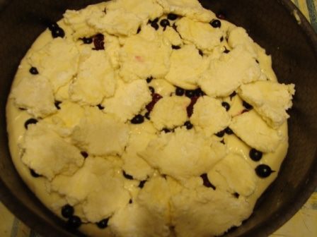 Ягодный пирог под творожными клецками
