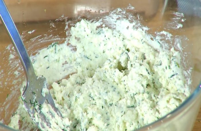 Картофель, начиненный творогом и копченой рыбой 