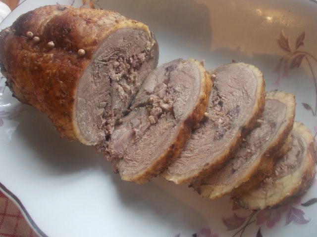 Рулет из утки с финиками и орехами