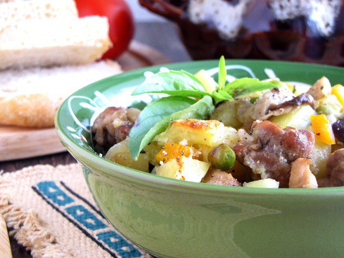 Жаркое в горшочках с белыми грибами и свининой