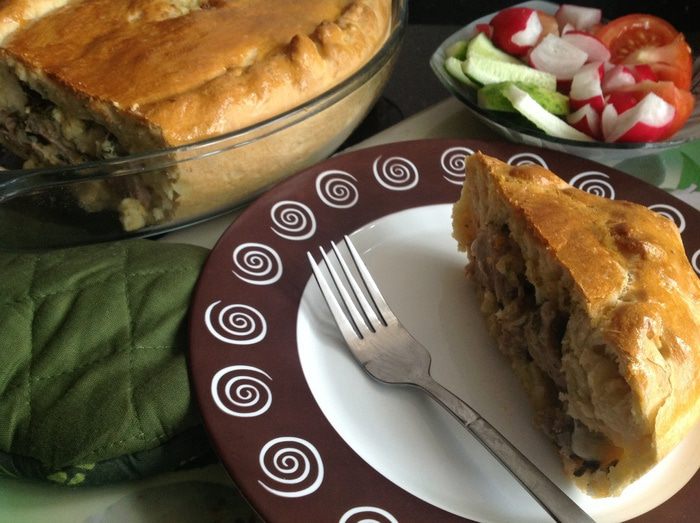 Пирог со свининой, щавелем и сыром