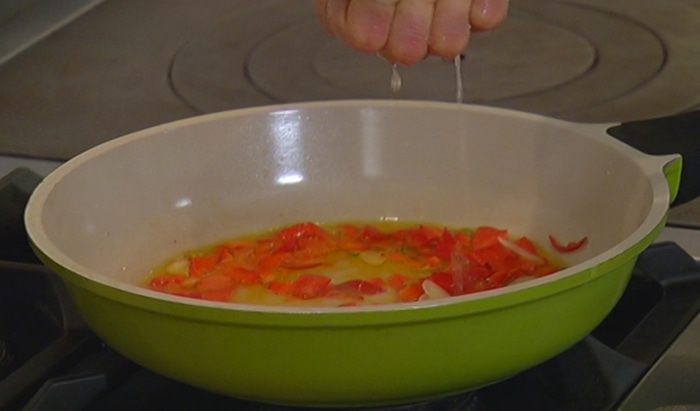 Теплый салат из брокколи, бурраты и чили