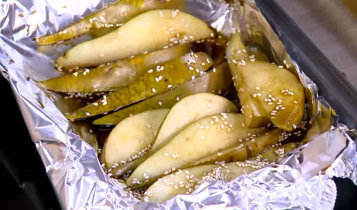 Тосты с инжирным вареньем, запеченными грушами и сыром 