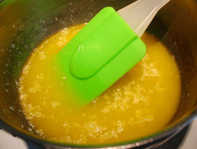 Карамельный медовик с клубникой