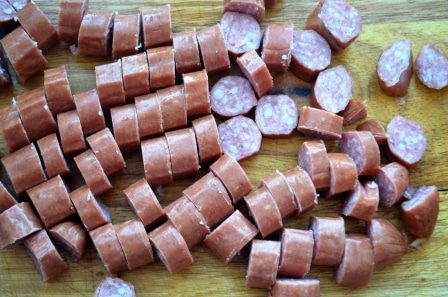 Согревающая чечевичная похлебка с копчеными сосисками 