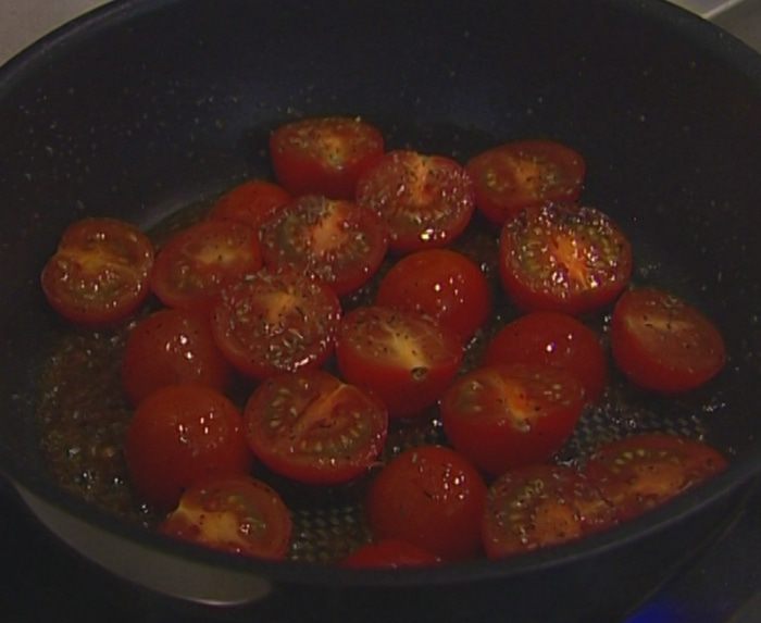 Бараньи ребрышки с баклажанным пюре и помидорами