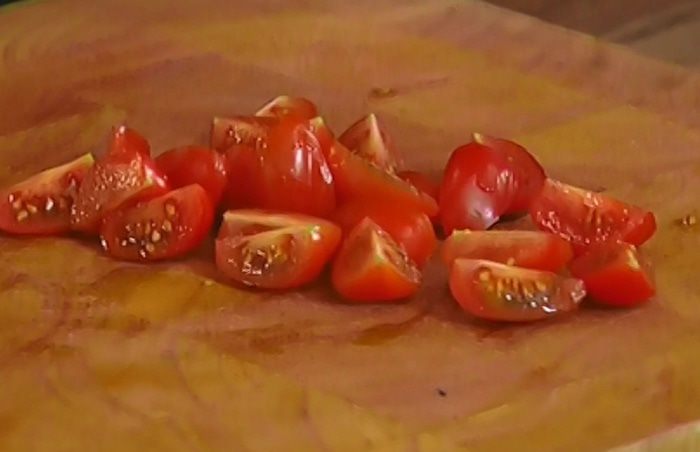 Салат Нисуаз с макаронами и яйцом пашот 