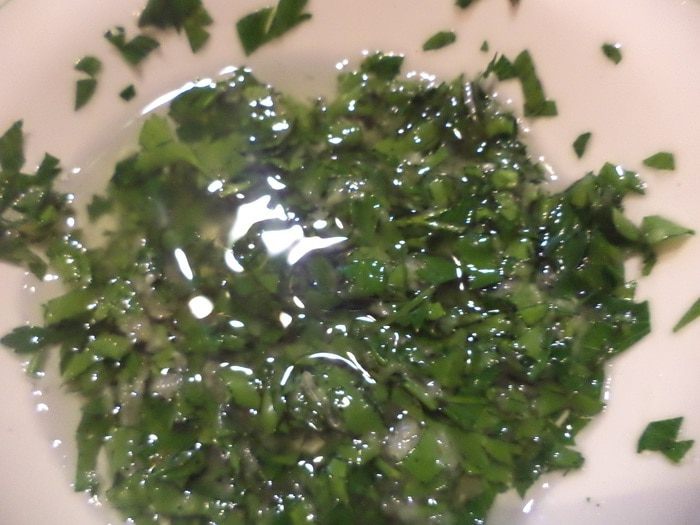 Пряная закуска из помидоров с чесноком и орехами